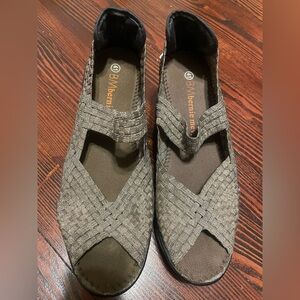 BM - Bernie mev sandals gold tone size 10 good condition retail is $104